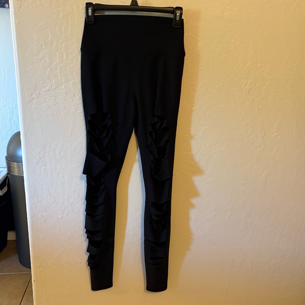 Alo Yoga Ripped Warrior women's leggings. Sz small. Preloved, excellent.